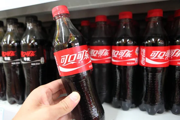 Kund Köper Flaska Coca Cola Stormarknad Ganyu County Lianyungang City — Stockfoto