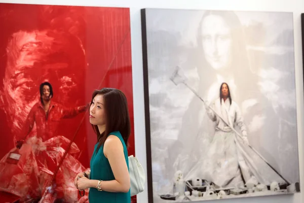 Bir Ziyaretçi Şangay Sanat Fuarı Çağdaş Sanat Sergisi Sırasında Geçmiş — Stok fotoğraf