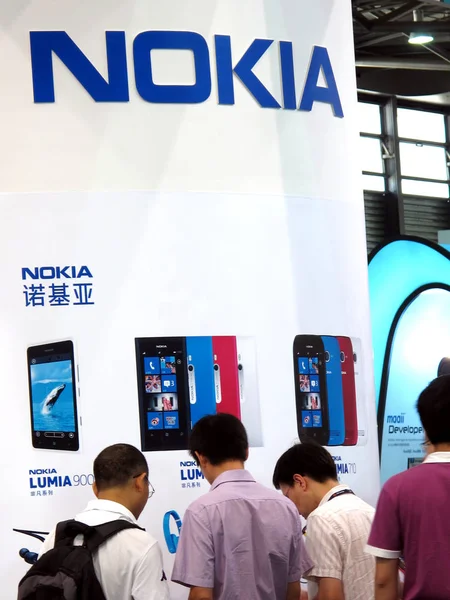 Επισκέπτες Δοκιμάσουν Nokia Smartphones Κατά Διάρκεια Του Κινητού Asia Expo — Φωτογραφία Αρχείου