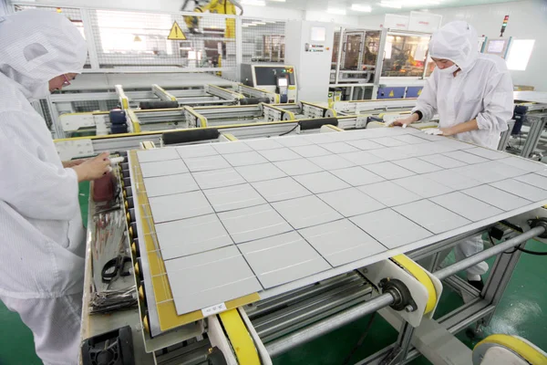 Trabajadores Chinos Fabrican Células Fotovoltaicas Paneles Solares Planta Eoplly New — Foto de Stock
