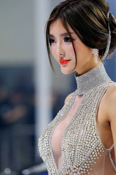 Xizmatkor xojayinni sikdi Hozir Permda jinsiy aloqa