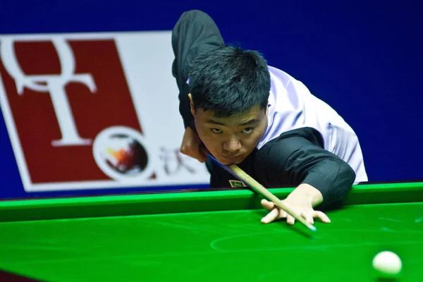 Ding Junhui China Joga Tiro Contra Mark King Inglaterra Durante — Fotografia de Stock