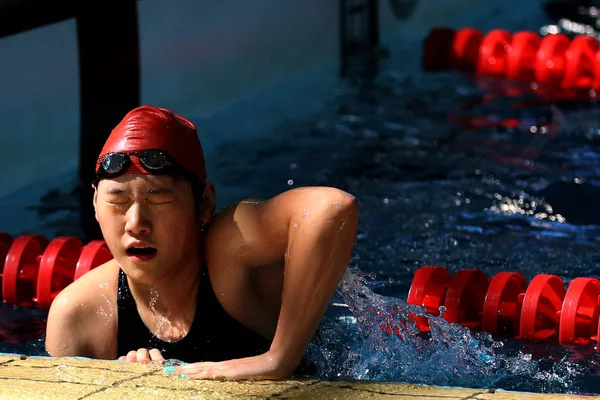 中国奥运游泳金牌得主 400米混合泳世界纪录保持者叶世文25日在中国东部安徽省虎山参加全国游泳锦标赛女子50米自由泳资格赛时 从泳池中爬升 — 图库照片