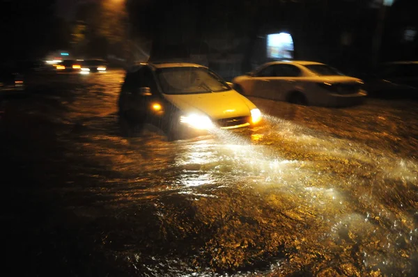 Une Voiture Tente Sortir Sous Les Fortes Pluies Pékin Chine — Photo