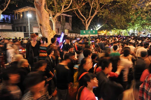 Crowds People Flock Watch Fireworks 2012 Hangzhou International Fireworks Show — Stock Photo, Image