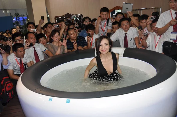 Das Chinesische Model Gan Lulu Posiert Einer Badewanne Während Der — Stockfoto