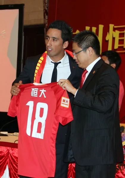 Calciatore Paraguaiano Lucas Barrios Nuovo Membro Del Guangzhou Evergrande Dimostra — Foto Stock