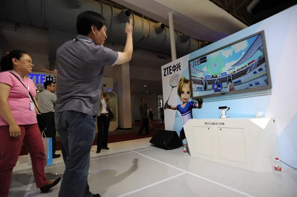 Visitor Tries Out Interactive Badminton Game Stand Zte Expo Comm — Stock Photo, Image