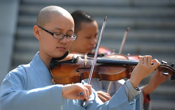 Suore Buddiste Cinesi Della Guangxuan Art Troupe Praticano Violino Durante — Foto Stock