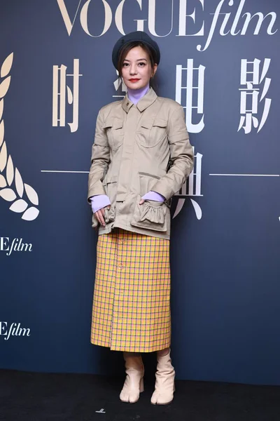 11月7日 中国女星赵薇在中国北京出席 8年时尚电影颁奖仪式的红毯仪式时摆姿势 — 图库照片