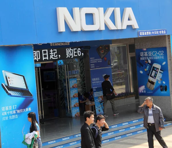 Πεζοί Περπατούν Πέρα Από Ένα Κατάστημα Nokia Στο Πεκίνο Κίνα — Φωτογραφία Αρχείου