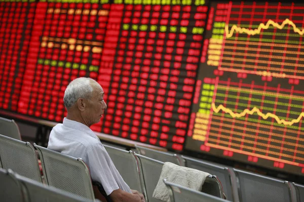 中国の投資家は Huaibei 東中国安徽州の株式仲買家 9月12日2012で株の株価を見て 価格上昇のための赤と価格下落のためのグリーン — ストック写真