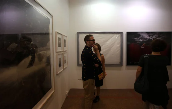 Visitantes Olham Para Pinturas Durante Uma Prévia Exposição Arte Contemporânea — Fotografia de Stock