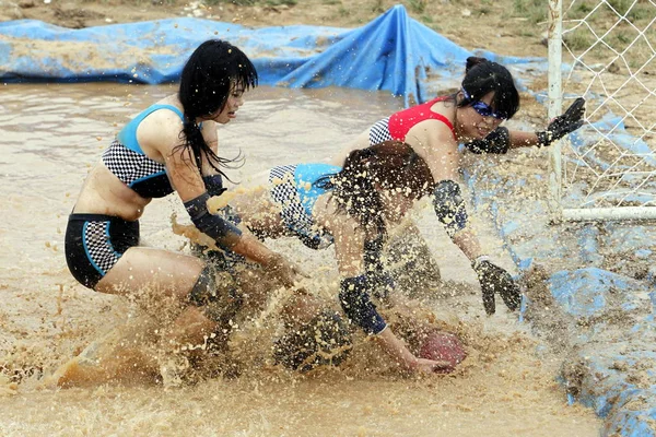 Meninas Vestindo Biquíni Jogar Futebol Lama Parque Aquático Cidade Zhengzhou — Fotografia de Stock