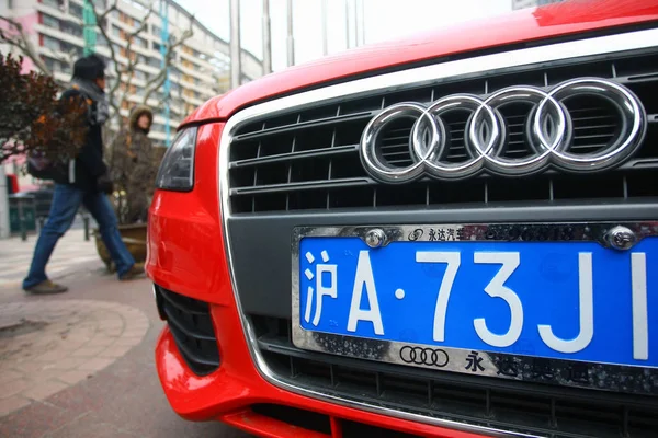 File Carro Audi Com Placa Xangai Retratado Uma Rua Xangai — Fotografia de Stock