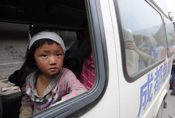 Молодой Китайский Мальчик Раненый Время Землетрясения Магнитудой Балла Наблюдает Спасательной — стоковое фото