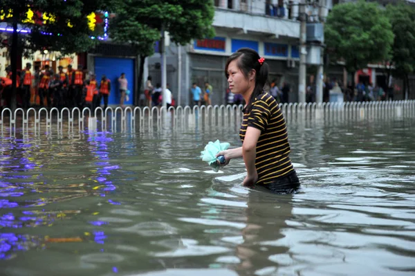 Uma Menina Chinesa Enfrenta Inundações Causadas Por Fortes Chuvas Uma — Fotografia de Stock