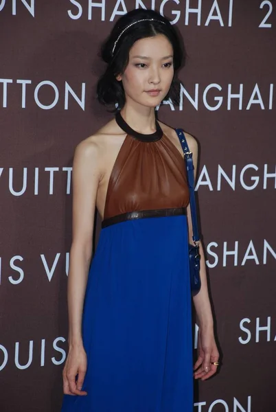 中国モデル ジュアンは 2012 上海市に上海でルイ ヴィトンの 2012 年秋冬ファッションのショーの前にレッド カーペットのポーズします — ストック写真
