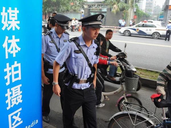 Oficiales Policía Chinos Patrullan Calle Frente Corte Popular Intermedia Chengdu — Foto de Stock