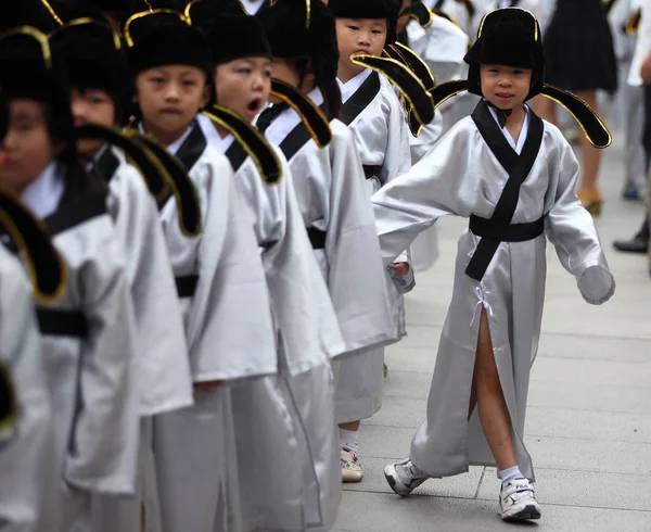 中国の伝統的な衣装を身にまとい 新しく入学した小学生は 南京市の孔子廟 東中国江蘇省 9月1日2012に最初の筆記式に参加します — ストック写真