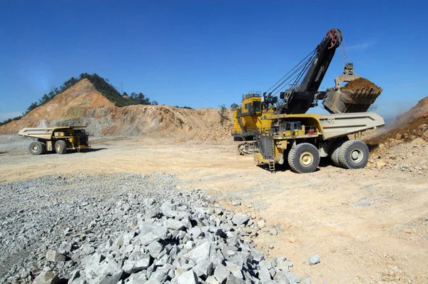 2010년 10일 장시성 오픈캐스트 광산에서 기계가 광석이 트럭을 — 스톡 사진