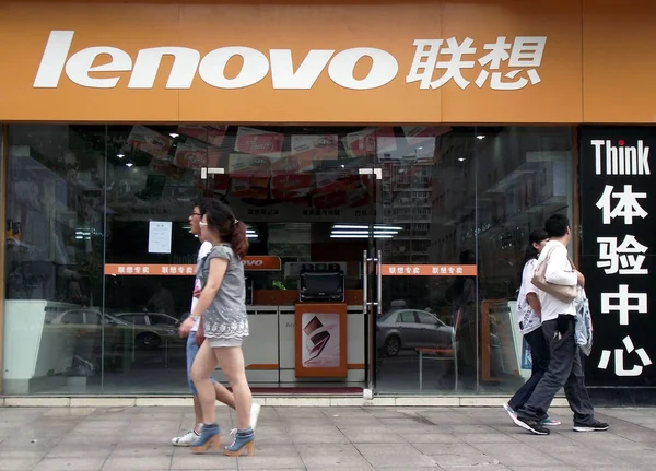 File Peatones Caminar Más Allá Una Tienda Franquiciada Lenovo Ciudad —  Fotos de Stock