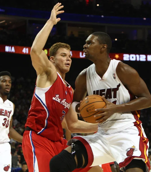 Chris Bosh Miami Heat Right Challenges Blake Griffin Los Angeles — Stock Photo, Image