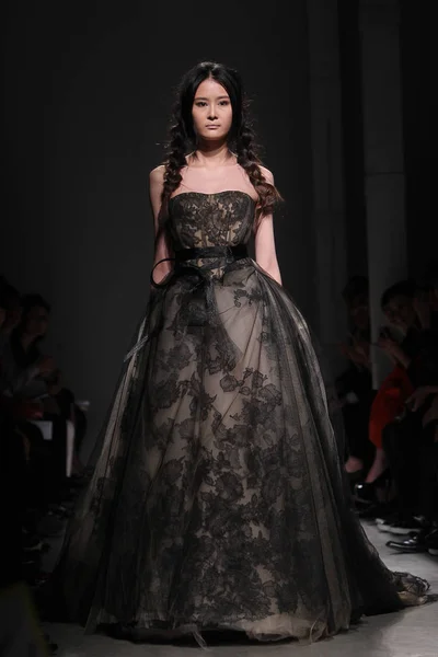 Modell Visar Skapelse Vera Wang Modevisning Shanghai 2013 Våren Sommaren — Stockfoto