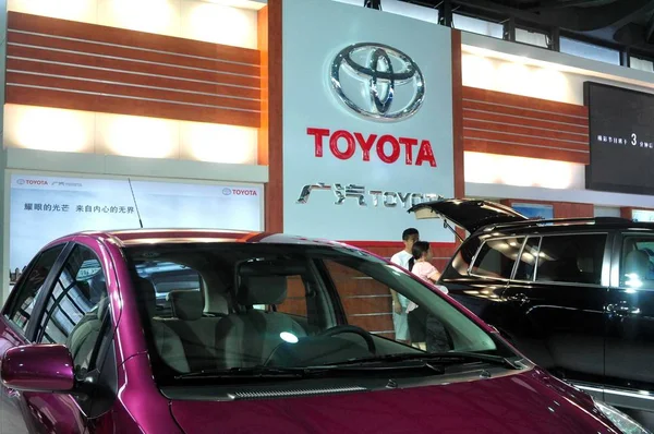 File Visitantes Olhar Para Carros Toyota Durante Show Automóveis Xangai — Fotografia de Stock