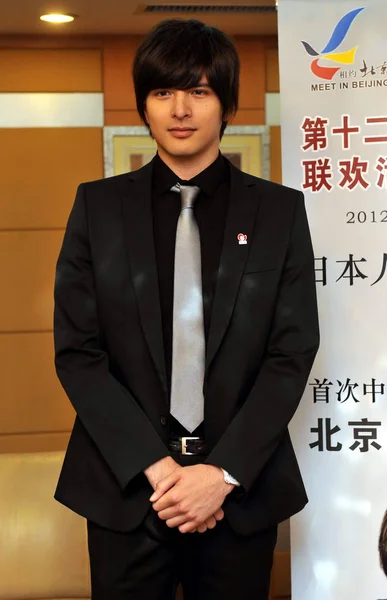 日本語 スペイン語俳優城田優 2012 日の北京 彼のコンサートのための記者会見中にポーズします — ストック写真
