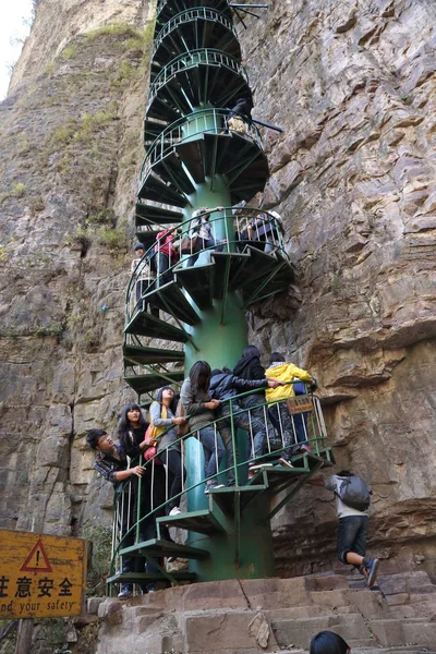 Les Touristes Montent Escalier Colimaçon Alors Ils Visitent Montagne Taihang — Photo