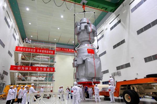 Shenzhou Shenzhou Statek Kosmiczny Jest Podnoszony Umieścić Laweta Przed Przeniesieniem — Zdjęcie stockowe