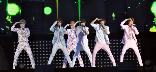 Południowokoreański Zespół Boy Friend Wykonuje Podczas Koncertu Okazji Lecia Ustanowienia — Zdjęcie stockowe