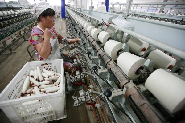 Čínská Dělnice Řídí Výrobu Příze Otáčející Stroji Textilní Továrně Huaibei — Stock fotografie
