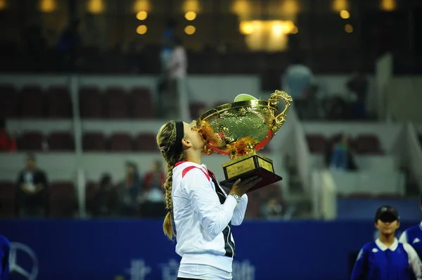 Victoria Azarenka Vitryssland Kyssar Sin Champion Trophy Prisutdelningen Efter Att — Stockfoto