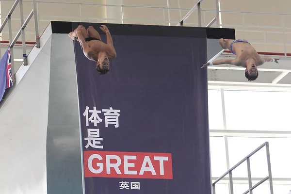 올림픽 다이빙 동메달리스트 토마스 데일리 중국의 올림픽 다이빙 은메달리스트 Qiu — 스톡 사진