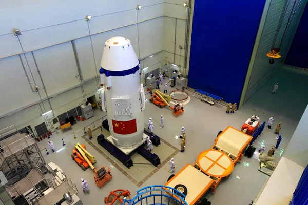 Chinesische Raumfahrtingenieure Überprüfen Die Verkleidung Des Raumschiffs Shenzhou Shenzhou Satellitenstartzentrum — Stockfoto