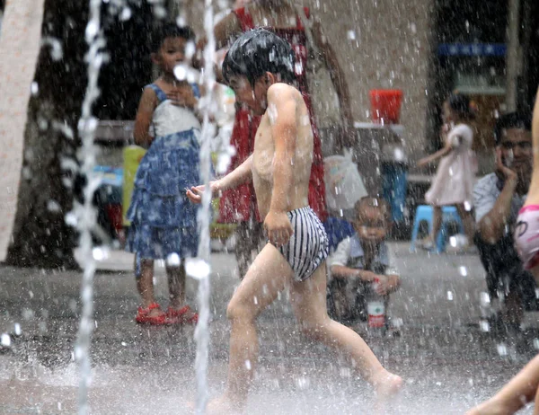 Young Kids Play Water Cool Themselves Fountain Hot Day Hangzhou — Stockfoto