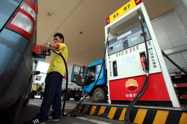 2012年6月27日 中国天津市のガソリンスタンドで中国人労働者が車に燃料を補給 — ストック写真