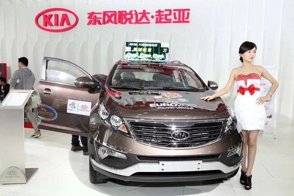 Modelo Posa Stand Kia Motors Durante Una Exposición Automóviles Ciudad — Foto de Stock