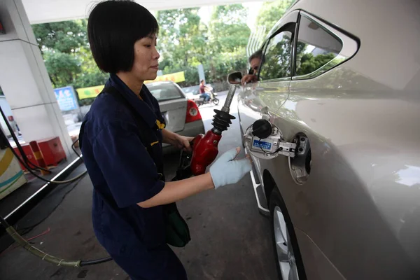 Ein Chinesischer Arbeiter Betankt Ein Auto Einer Tankstelle Shanghai China — Stockfoto