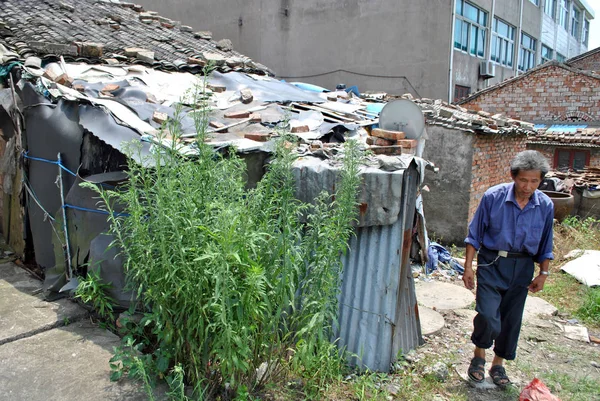 Homme Passe Devant Maison Louée Par Travailleur Migrant Chinois Surnommé — Photo
