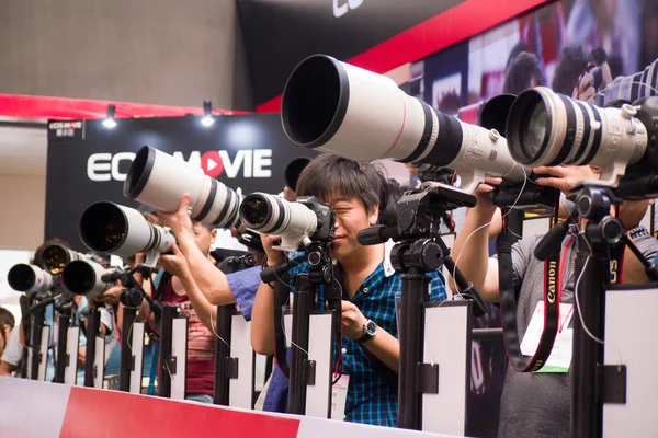 Bezoekers Uitproberen Pro Camera Stand Van Canon Tijdens 14E China — Stockfoto