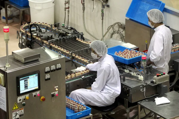 Trabajadores Fábrica Observan Botellas Bebida Leche Fermentada Yakult Que Pasan —  Fotos de Stock