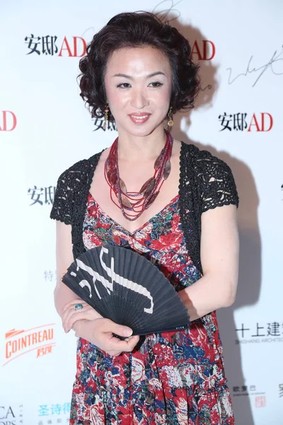 中国のニューハーフ現代のダンサージンは 北京の広告マガジンで開催されたファッション活動中のファンとのポーズ 月2012 — ストック写真