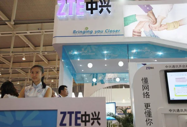 Des Membres Personnel Chinois Regardent Stand Zte Lors Une Expo — Photo