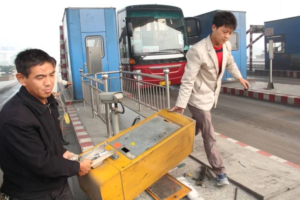 Китайские Сотрудники Демонтируют Устройство Мониторинга Платной Станции Моста Желтой Реки — стоковое фото