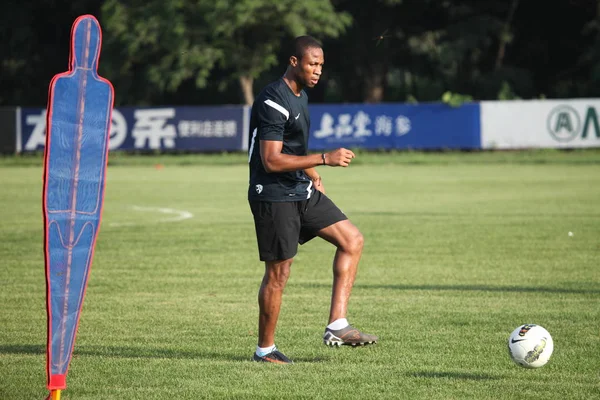 Ancien Milieu Terrain Barcelone Seydou Keita Nouveau Membre Dalian Aerbin — Photo