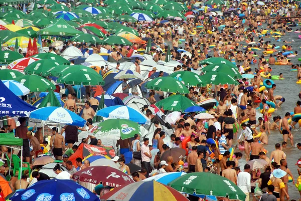 Holidaymakers Crowd Fujiazhuang Beach Resort Scorching Day Dalian City Northeast — Stock Photo, Image