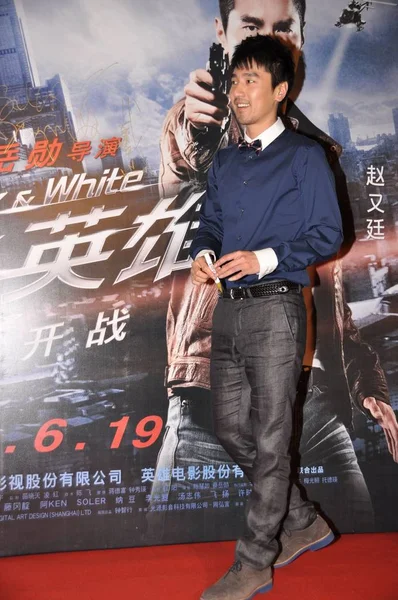 2012年6月18日 在中国上海举行的第十五届上海国际电影节上 台湾演员马克 周在新片 黑与白 的首映式上摆姿势 — 图库照片